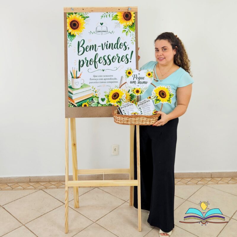Painel com o tema Bem-vindos, Professores, com delicados girassóis na composição, desenvolvido para recepcionar a equipe com alegria, acolhimento, reconhecimento e uma mensagem especial de renovação.